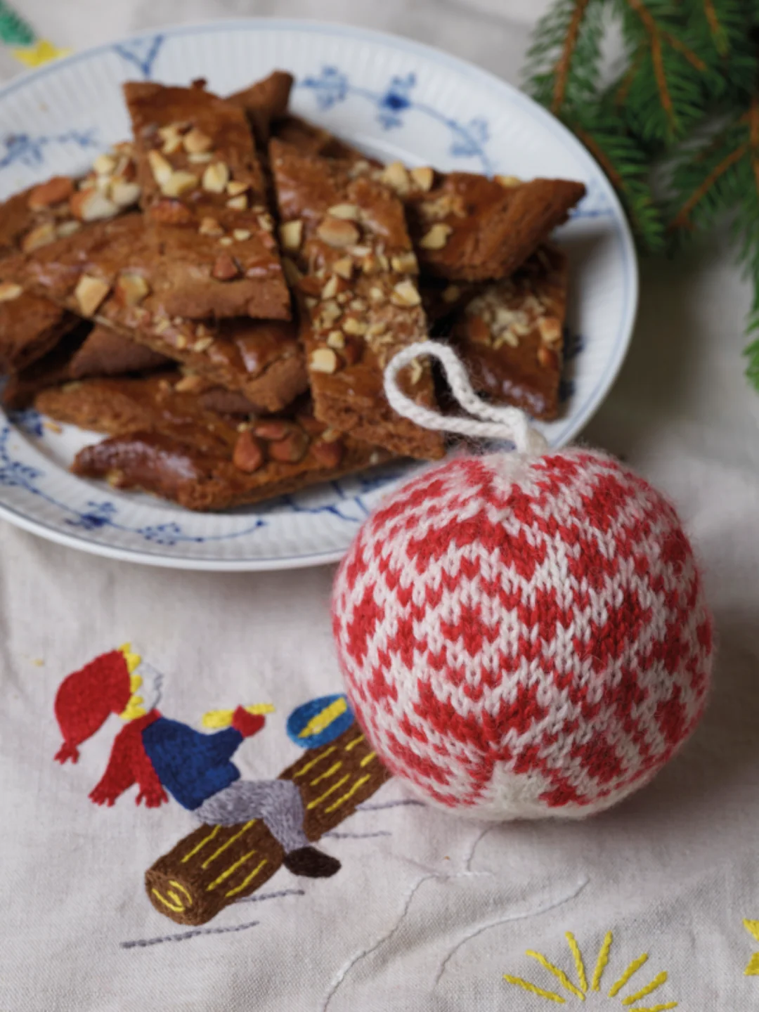 65 New Christmas Balls to Knit by Arne & Carlos - Image 4