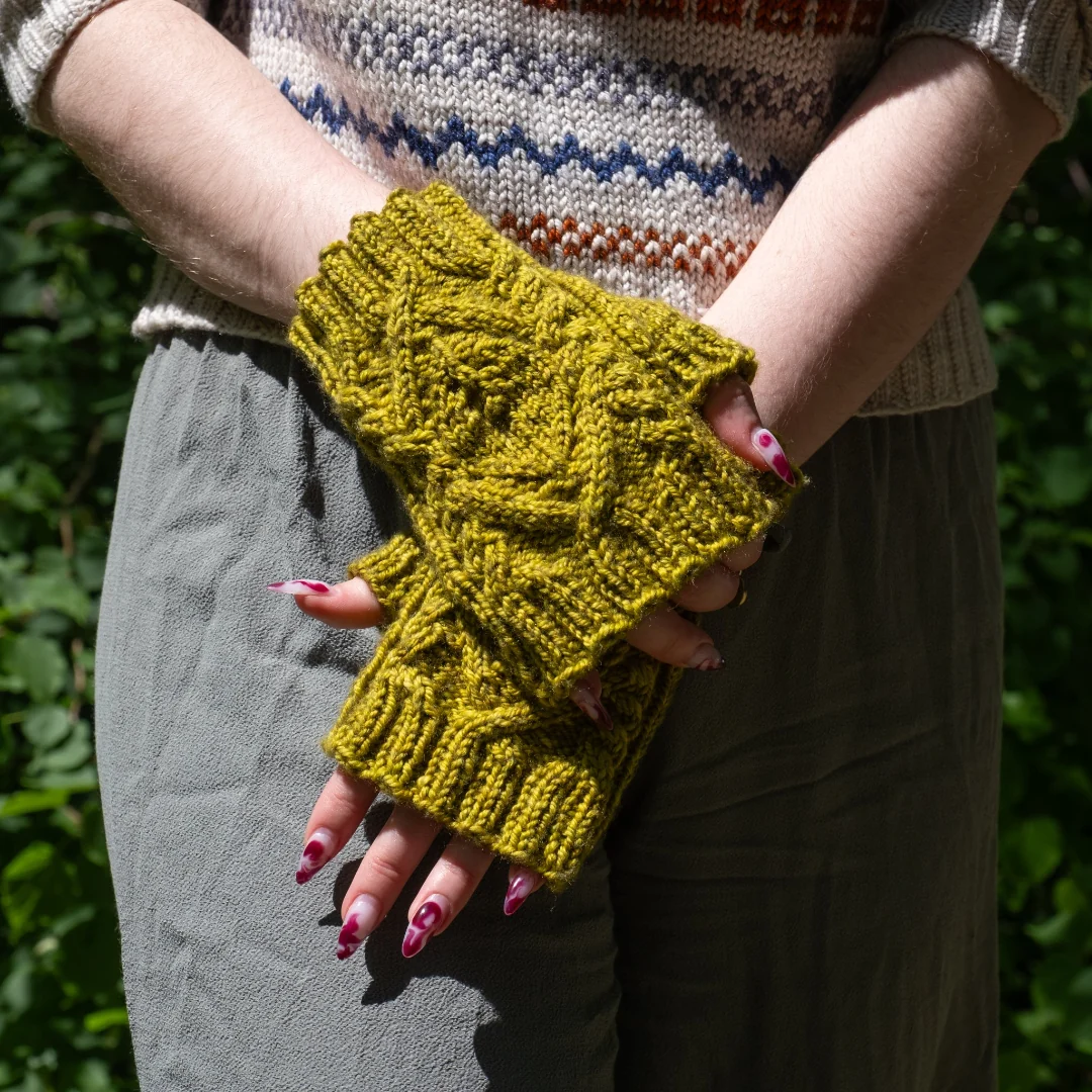 Petit Printemps Tout Vert Fingerless Mitts - Knitting Kits - Image 3