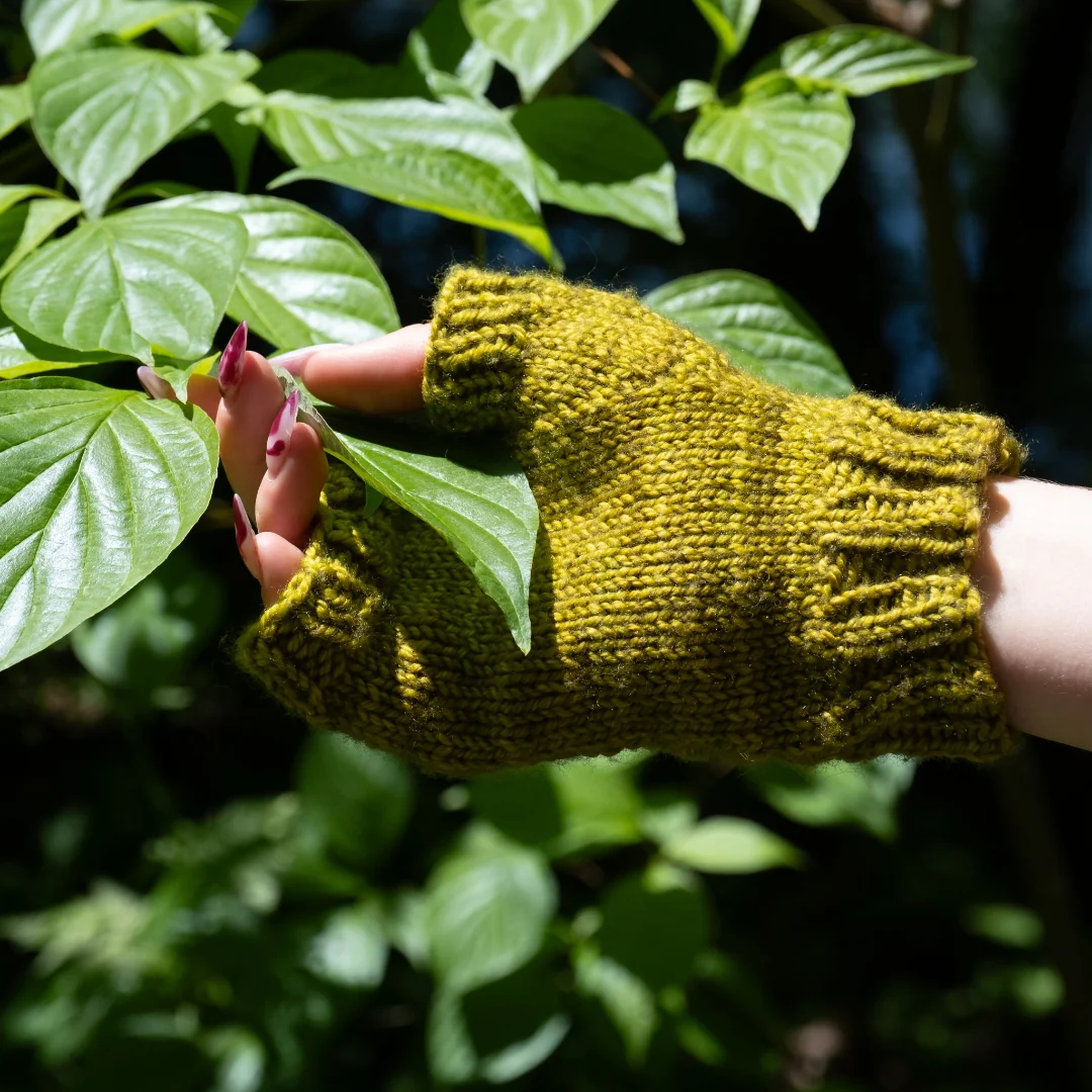Petit Printemps Tout Vert Fingerless Mitts - Knitting Kits - Image 4