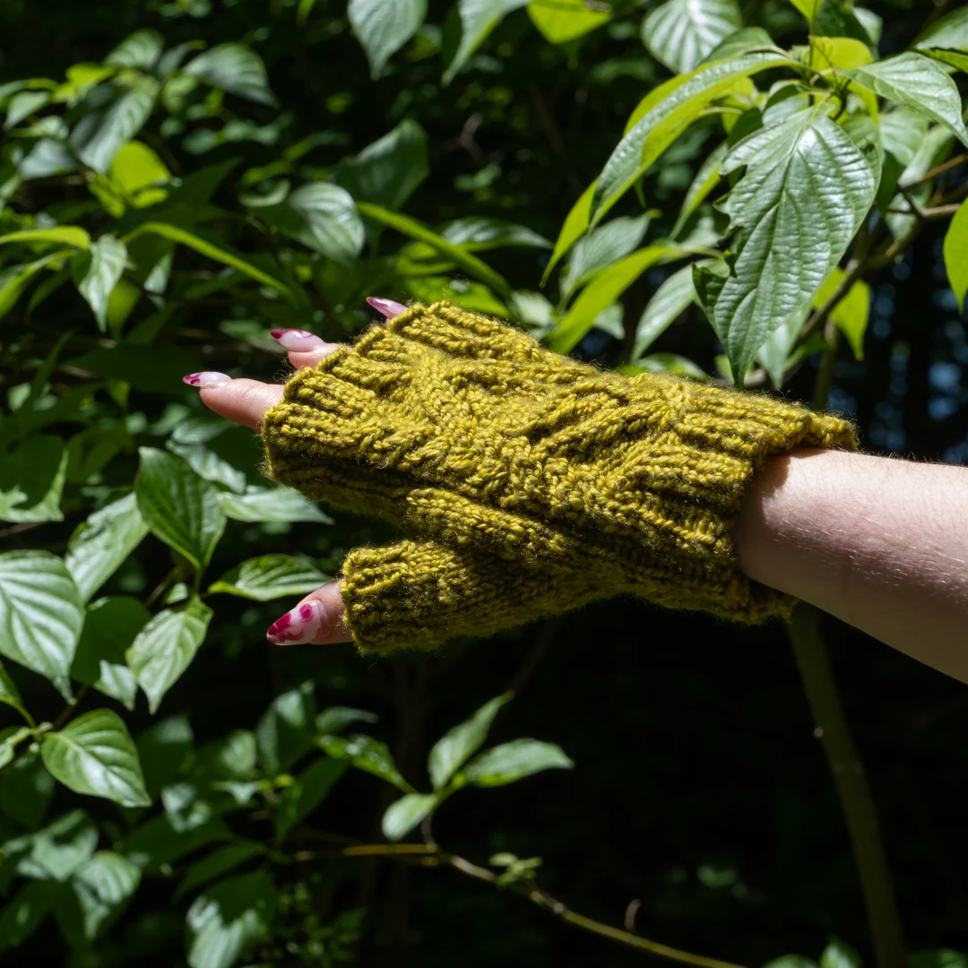Petit Printemps Tout Vert Fingerless Mitts - Knitting Kits - Image 5