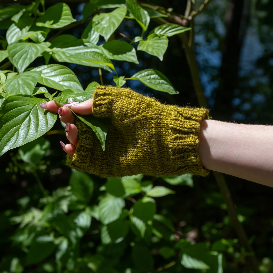 Petit Printemps Tout Vert Fingerless Mitts - Knitting Kits - Image 6